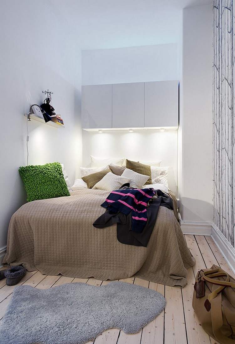 Små sovrum sänghängande skåp-infällda lampor-tapet-trädmotiv