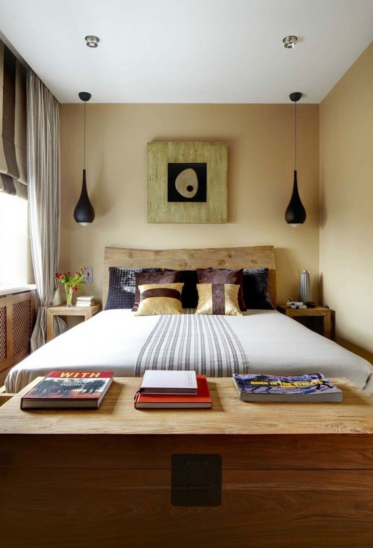 Små sovrum-beige-vägg-färg-massivt trä-möbler-svart-taklampor