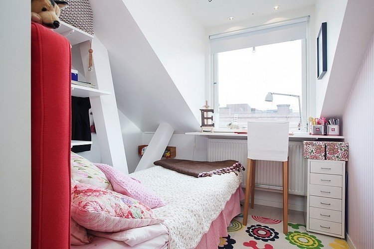 Liten sovrum-vit-vägg-måla-skrivbord-barstol