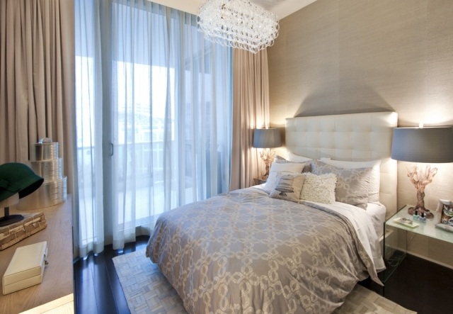 sovrum med stort fönster fram litet-rum-neutralt-färg-grädde-grått-tapet-vägg