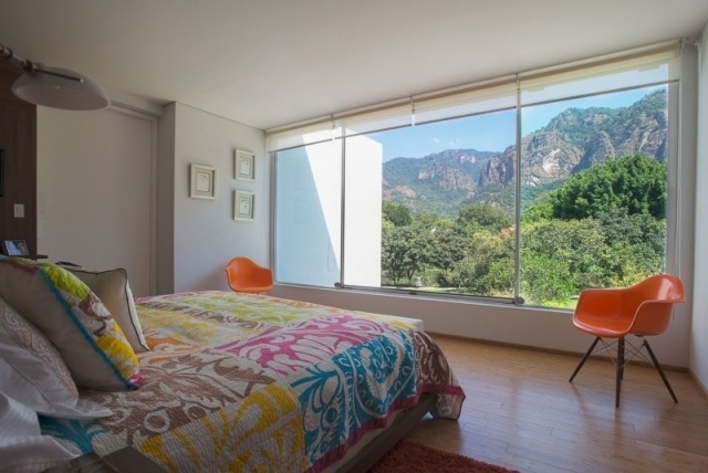 sovrum med stort fönster fram färgglada-täcke-view-bergen