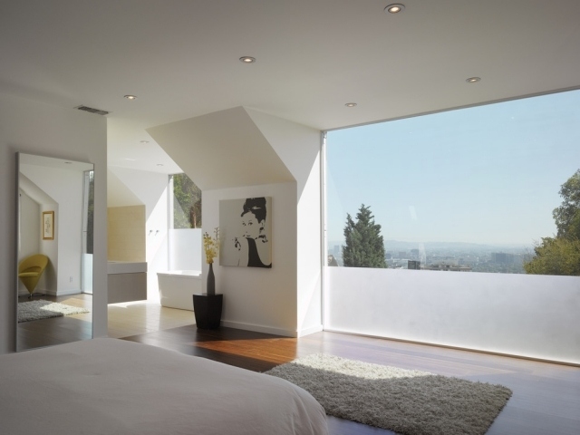 fönster-fram-sovrum-folie-matt-laminat-golv-vita väggar