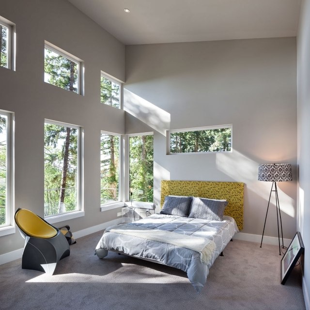 fönster-fram-sovrum-vägg-färg-grå-gul-accenter-högt i tak