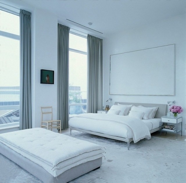 fönster fram-sovrum-vit-ljusgrå-stoppade sänggardiner