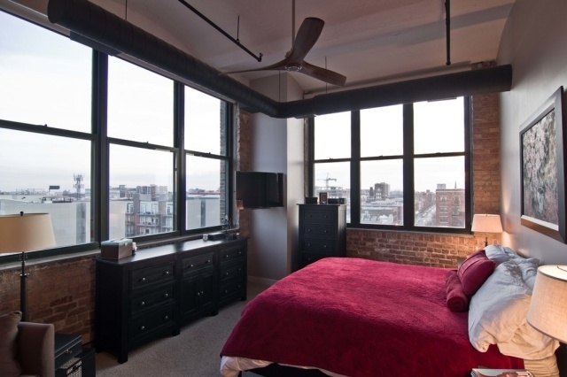 små-sovrum-stora-fönster-svarta-ramar-exponerade-tegel-väggar