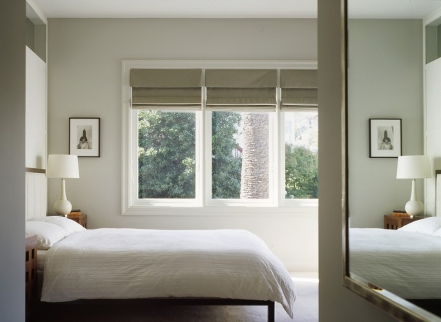 litet sovrum-stort-fönster-solskydd-fönster-persienner