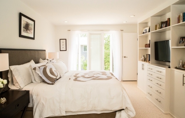 litet sovrum-stort-fönster-vit-vägg-enhet-brun-säng