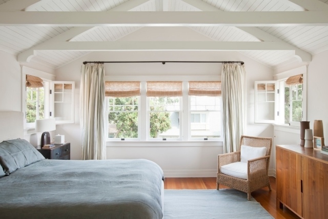 litet sovrum-stort-fönster-bambu-rullgardin-vind