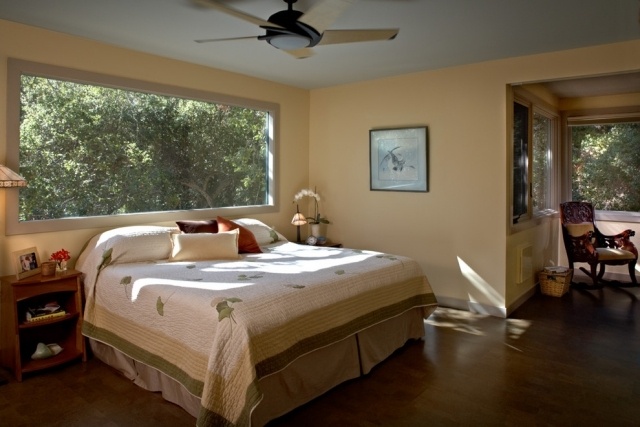 sovrum-stort-fönster-bak-säng-beige-väggfärg