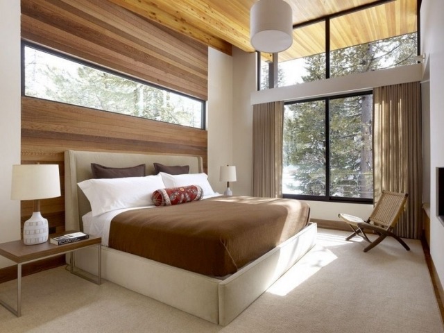 litet sovrum med stort fönster fram brun-beige-grädde matta