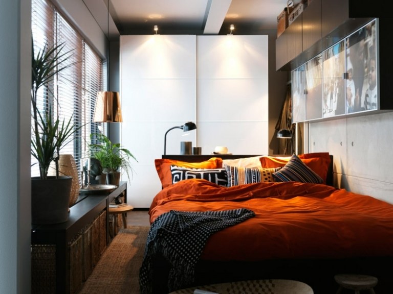 litet sovrum garderob moderna sidobord sängkläder orange