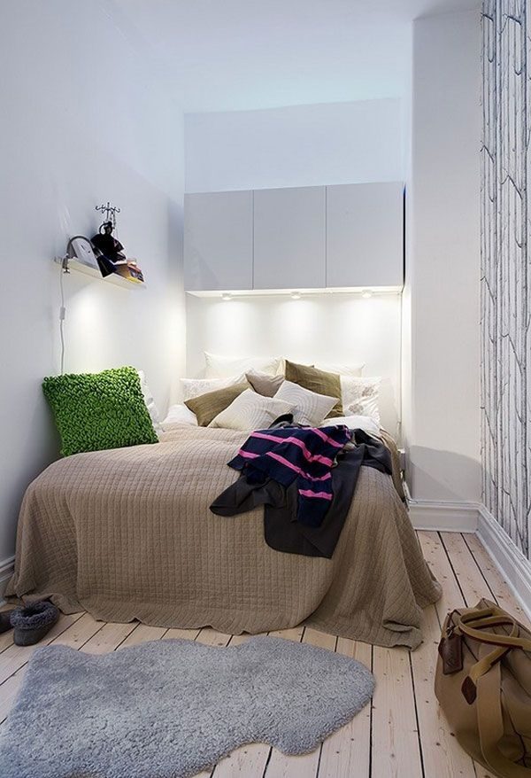 Små sovrumsmöbler textilmålade i ljusa färger