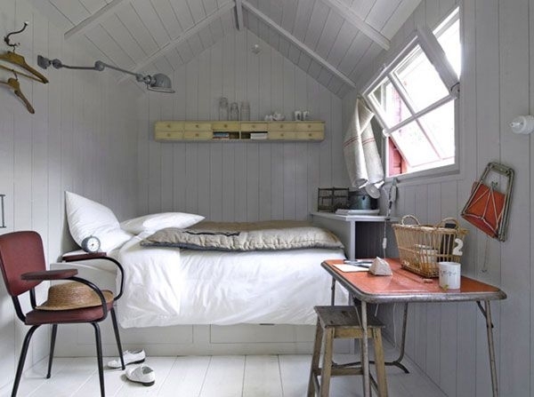 sovrum i vindsutet tak rymdbesparande design av möblerna