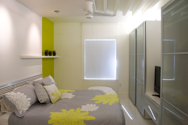 sovrum inredning-sängkläder grå-gul färgschema modern