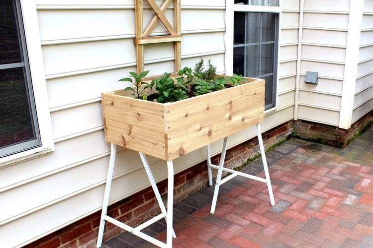 Höjt sängbord-balkong-ikea-metall-ram-cederträ-planter