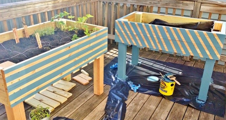 Höjt säng-bord-balkong-byggnad-trä-målning
