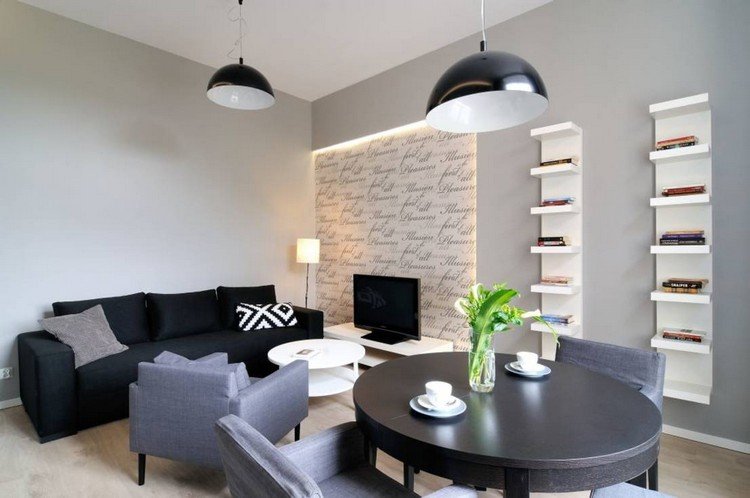 Litet vardagsrum / matsal inrättat -svart-vit-grå-indirekt-väggbelysning-ljusgrå-väggfärg