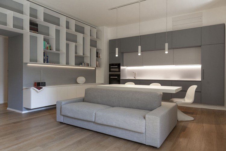 litet-vardagsrum-matsal-grå-vit-minimalistisk-indirekt-led-belysning