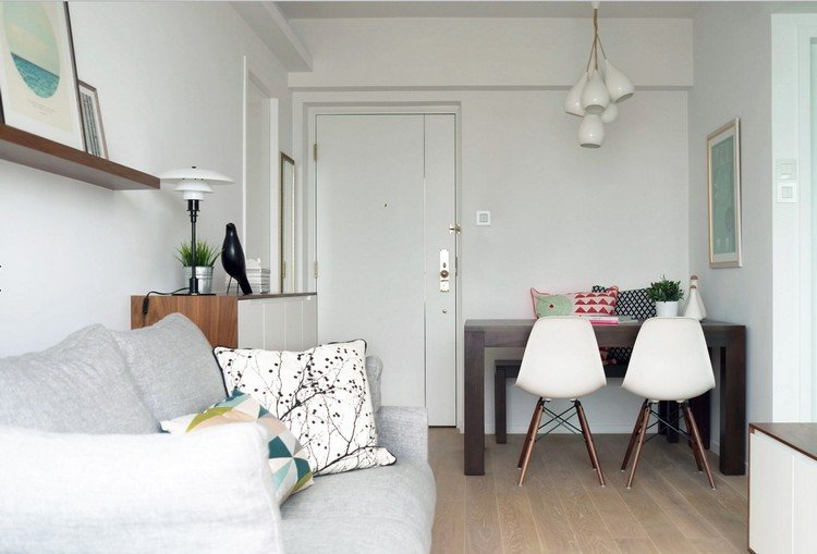 litet-vardags-matrum-trägolv-matbord-bänk-bänk-ljusgrå-soffa