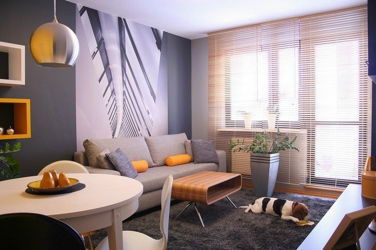 litet-vardagsrum-matsal-grå-vägg-måla-fototapet-trä-persienner-runt-matbord