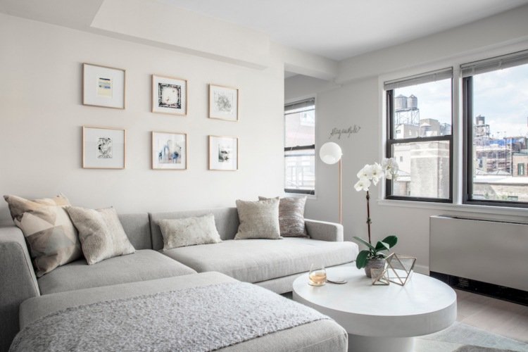 litet vardagsrum stor soffa elegant inredning idéer vit elfenben färg