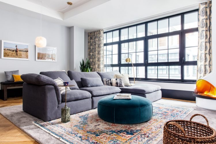 litet vardagsrum stor soffa grå modern kilim
