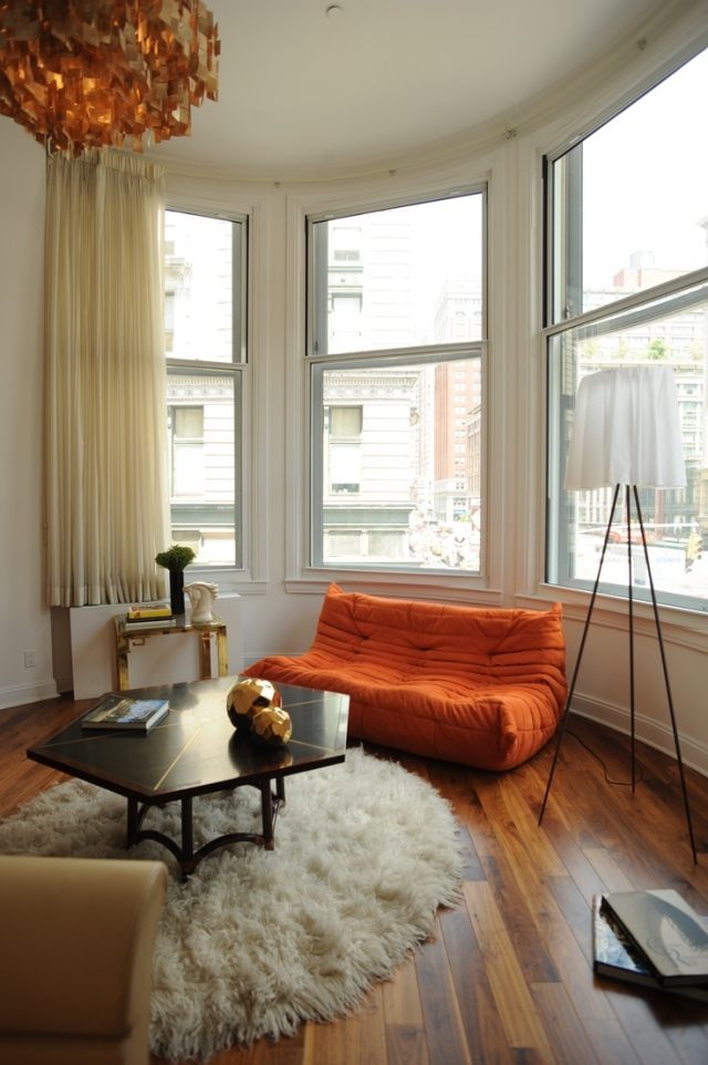 vardagsrum-modern-inredning-orange-ligne-roset-soffa-planka-golv-shaggy-matta