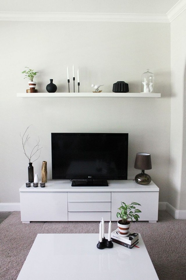 litet-vardagsrum-möblering-tv-skänk-vit-flytande-vägghylla