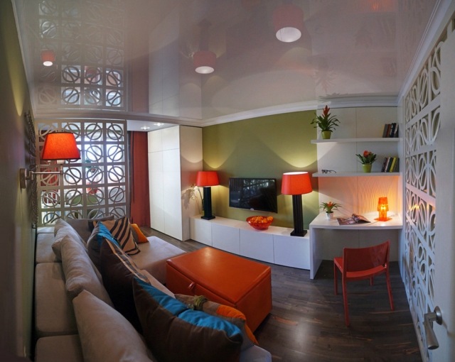 litet-vardagsrum-möblering-tips-grön-accent vägg-blank-tak-orange-accenter