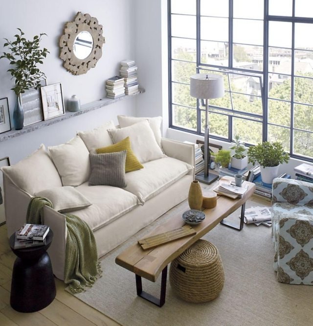 litet vardagsrum-ljusa färger-fönster-fram-soffbord-bänk-vägg-hyllor-spegel