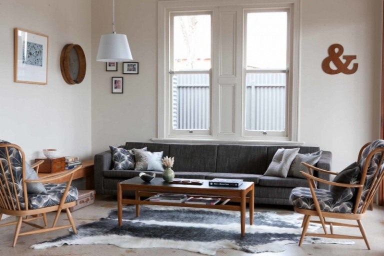 Små rum-uppsättning-retro-trämöbler-soffa-grå-vägg-dekoration-trä
