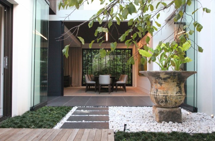 liten trädgård-skapa-minimalistisk-småsten-vit-trädgård-väg-grå-sten-plattor-markskydd