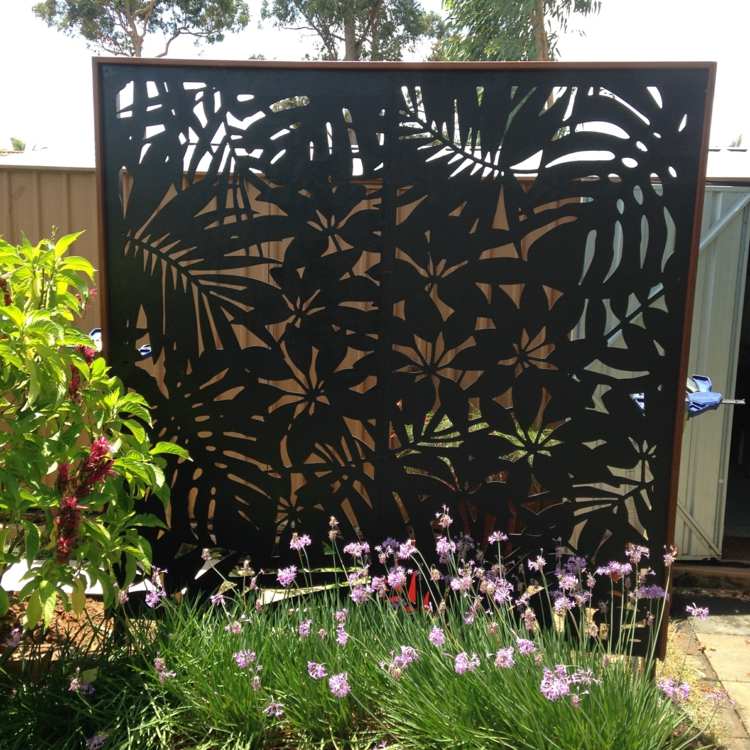 koloniträdgård-med-sekretess-skärm-lövträ-ram-metall-blommotiv