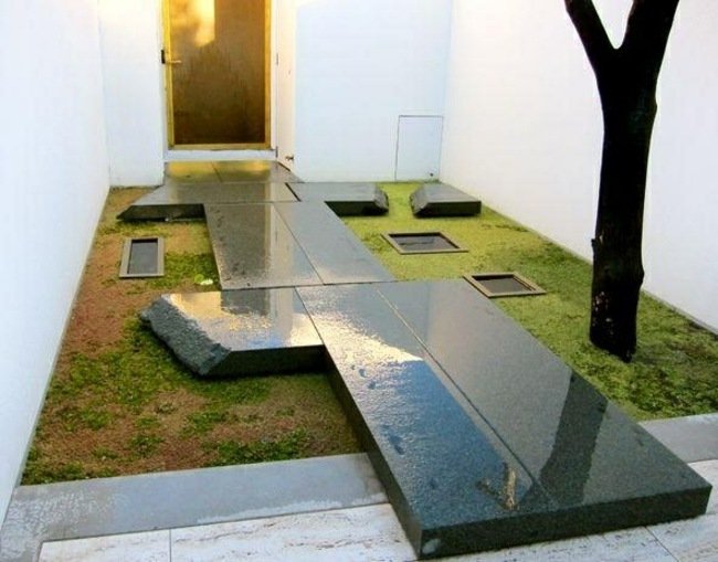 Innergård i japansk stil som lägger gräsmattor i sten