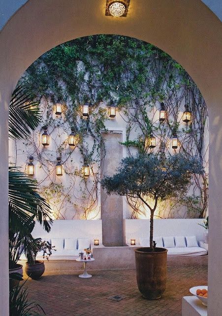 gröna väggklättringsväxter-vit-soffa-terrass-lyktor-