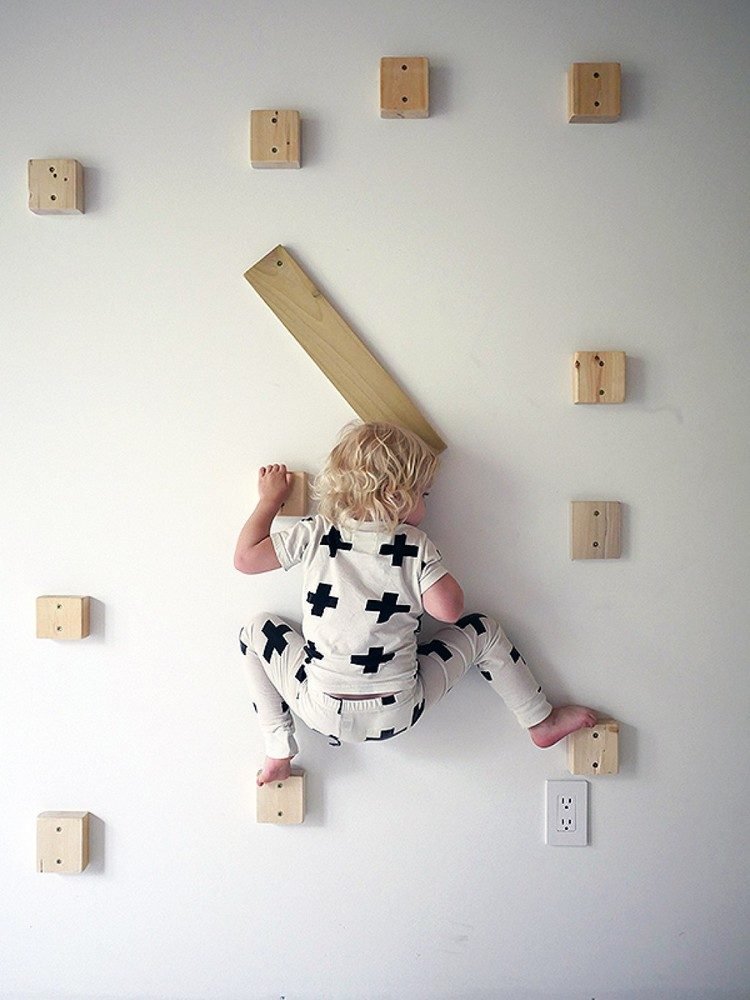 Klättervägg barnrum bygg själv DIY projekt vita trähandtag skruvade på småbarn klättrar