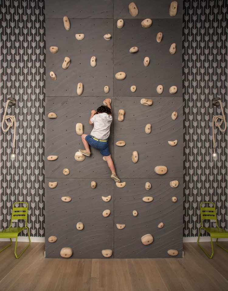 Klättervägg barnrum bygg själv DIY projekt grå paneler grepp barn klättra