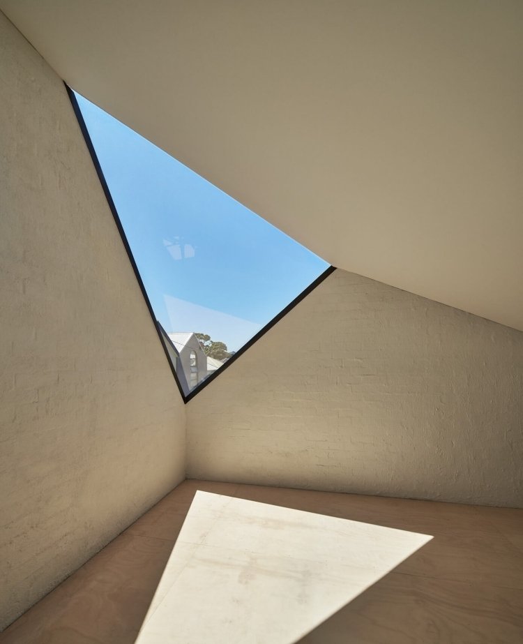 Färgklinker vit-interiör-fönster-triangulär-design-arkitektur