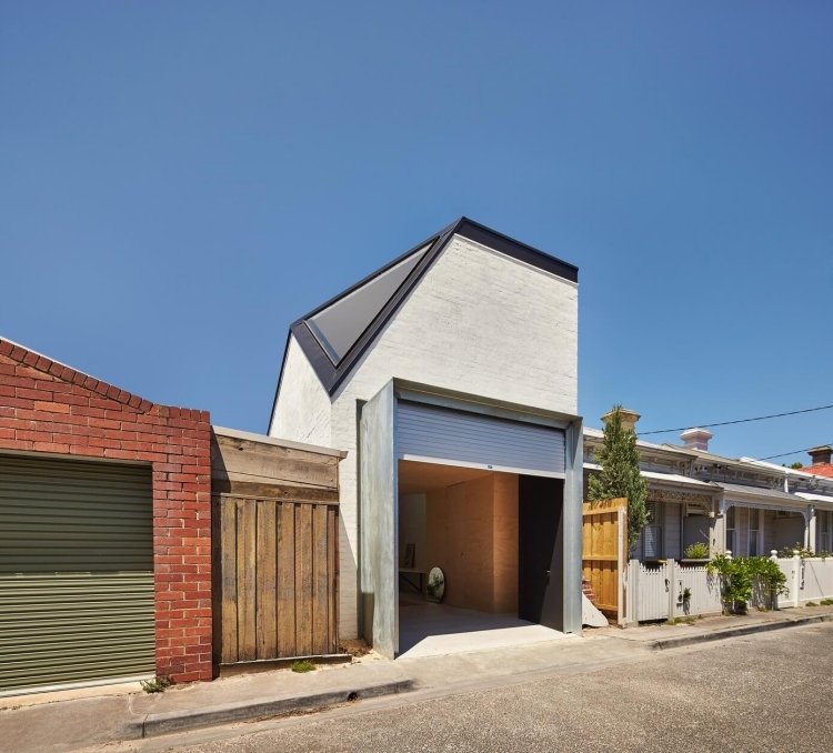 klinker-färg-vit-inuti-fasad-garage-street-triangulär