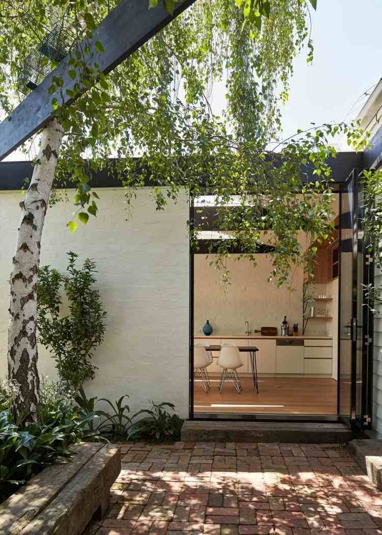 klinker-målning-vit-inuti-fasad-interiör-trädgård-uteplats-dörr-tegel