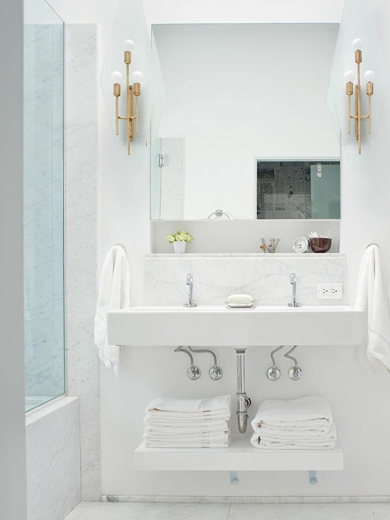 minimalistisk vit badrumsdesign