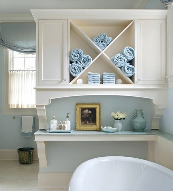 elegant-vit-blå-badrum-förvaringsutrymme