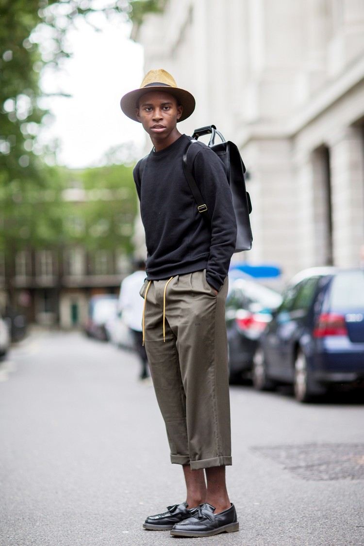 bruna fotlånga byxor med läderskor och tröja kombinerat med hatt och ryggsäckstillbehör