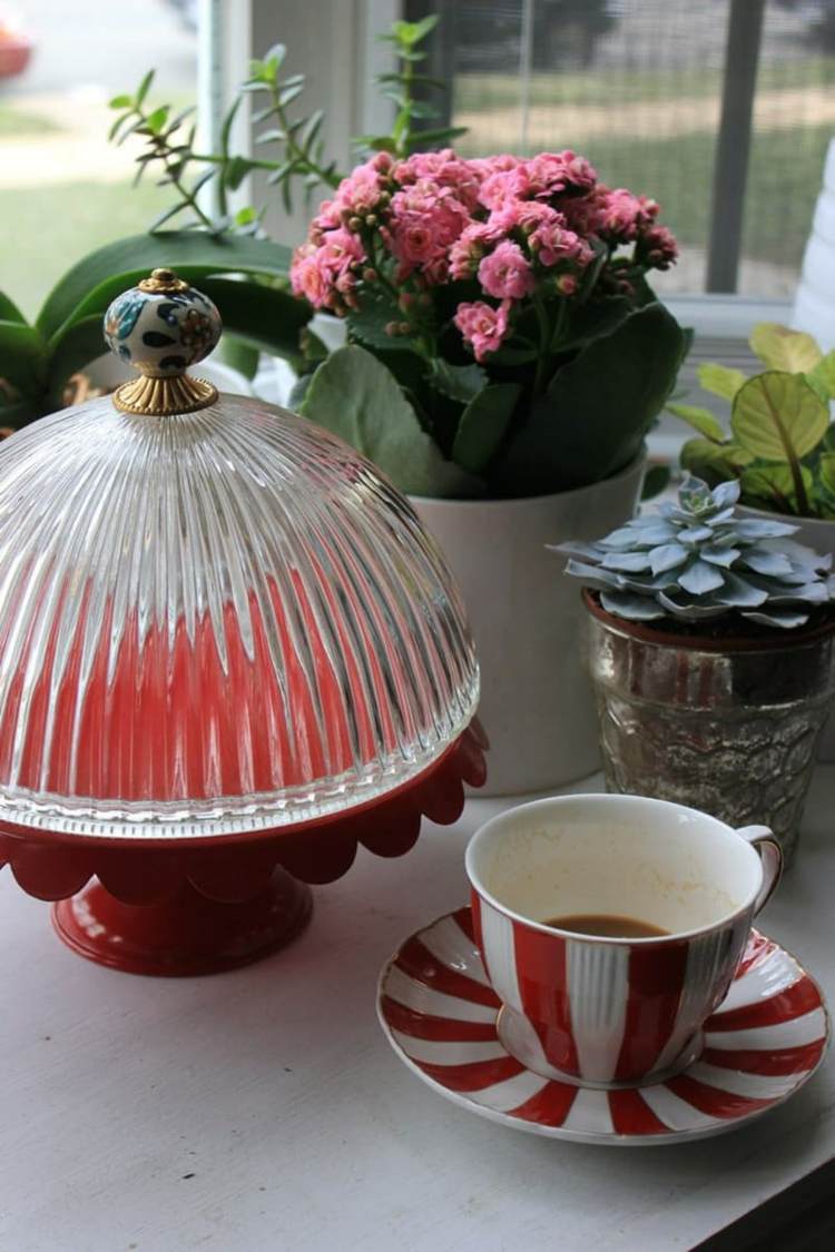handtag-skåp-kakor-klockor-dekorera-bord-dekorationer-röda-vita-rätter-kaffekakor