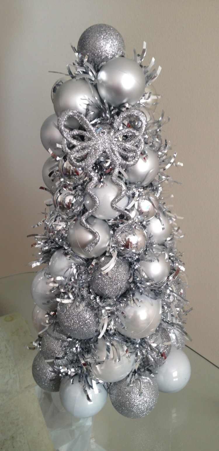 konstgjord-jul-träd-tinker-silver-elegant-jul-bollar-krans-glitter