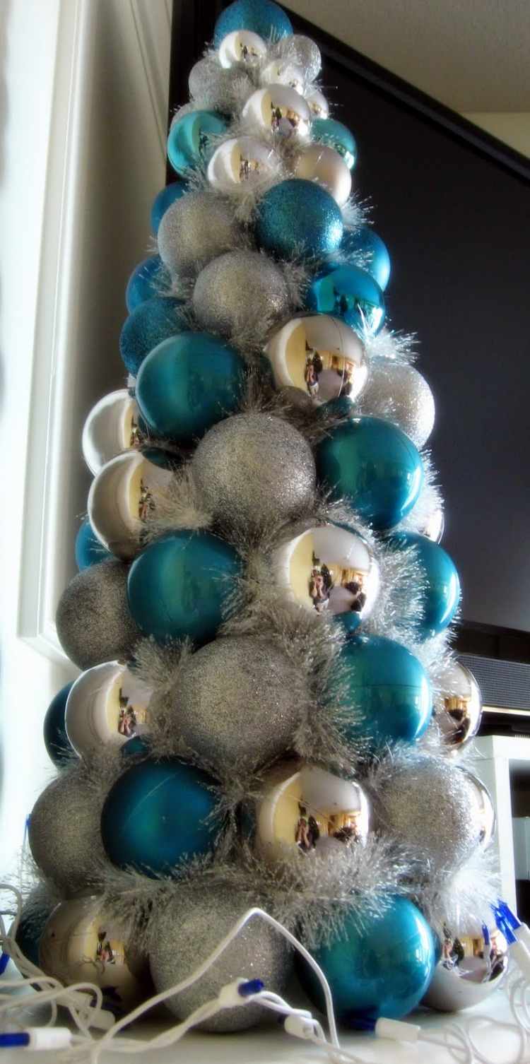 konstgjord-jul-träd-tinker-silver-blå-jul-bollar-krans-glittrande