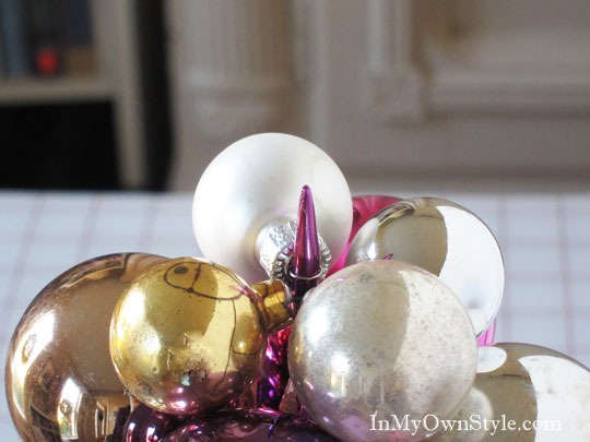 Konstgjord-jul-träd-tinker-glas-bollar-spets