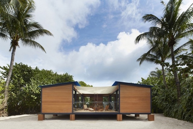 Trähusdesign retrostil på pelare - byggd på stranden - eko fritidshus