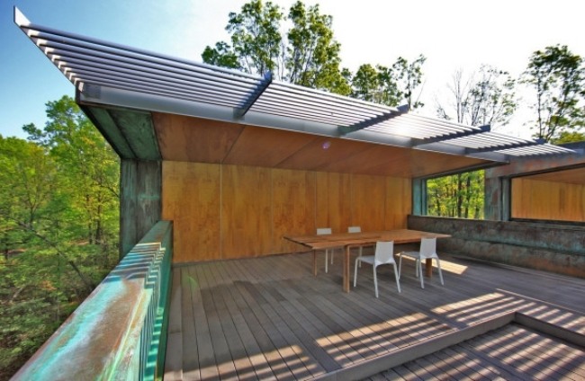 Takterrass takläggning-sluttande energibesparande hus-i skogen