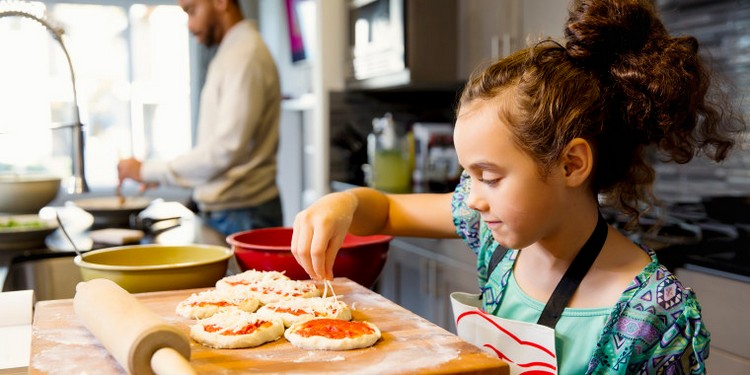 Förbered enkla recept som minipizza med ett barn